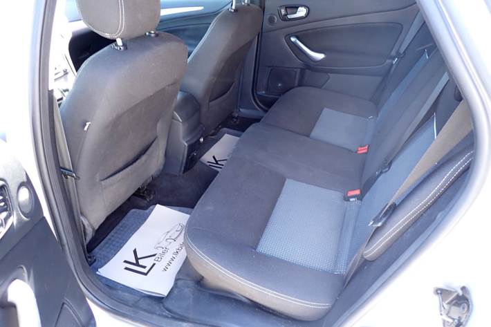 Sølv Ford Mondeo fra 2009