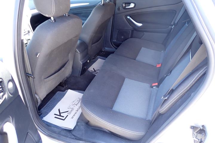 Sølv Ford Mondeo fra 2009