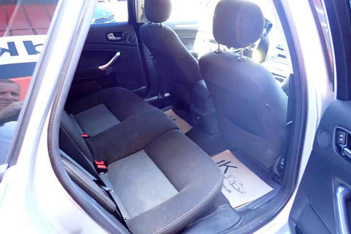 Sølv Ford Mondeo fra 2009