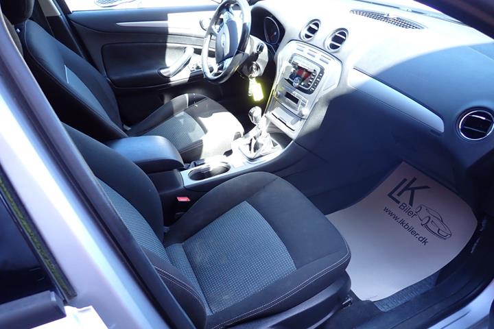 Sølv Ford Mondeo fra 2009