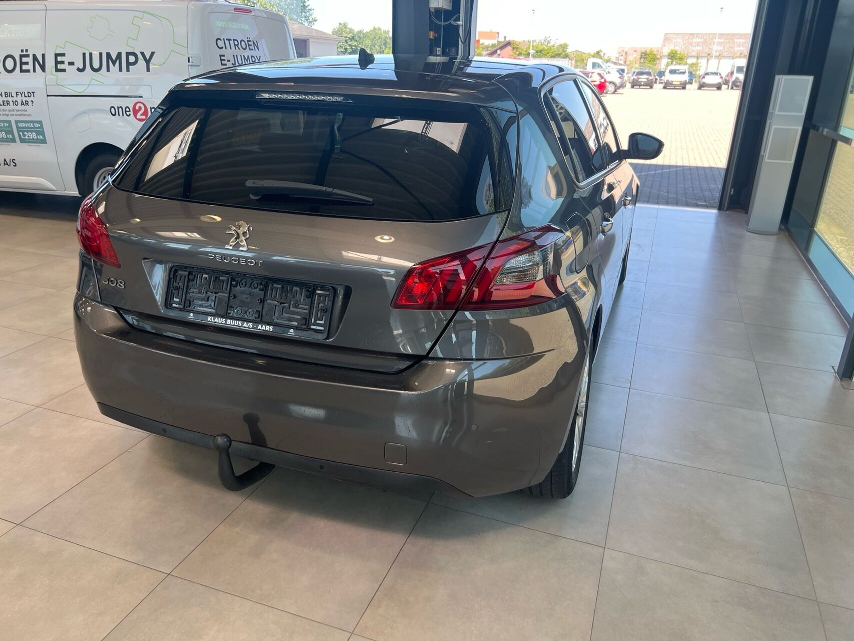 Grå Peugeot 308 fra 2019