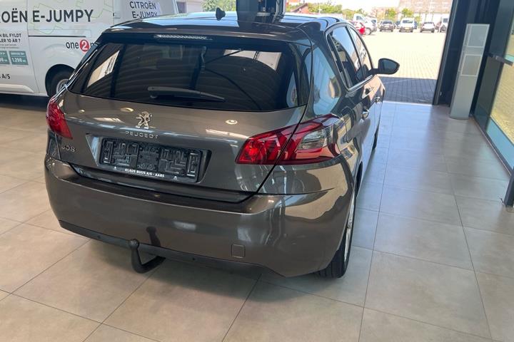 Grå Peugeot 308 fra 2019