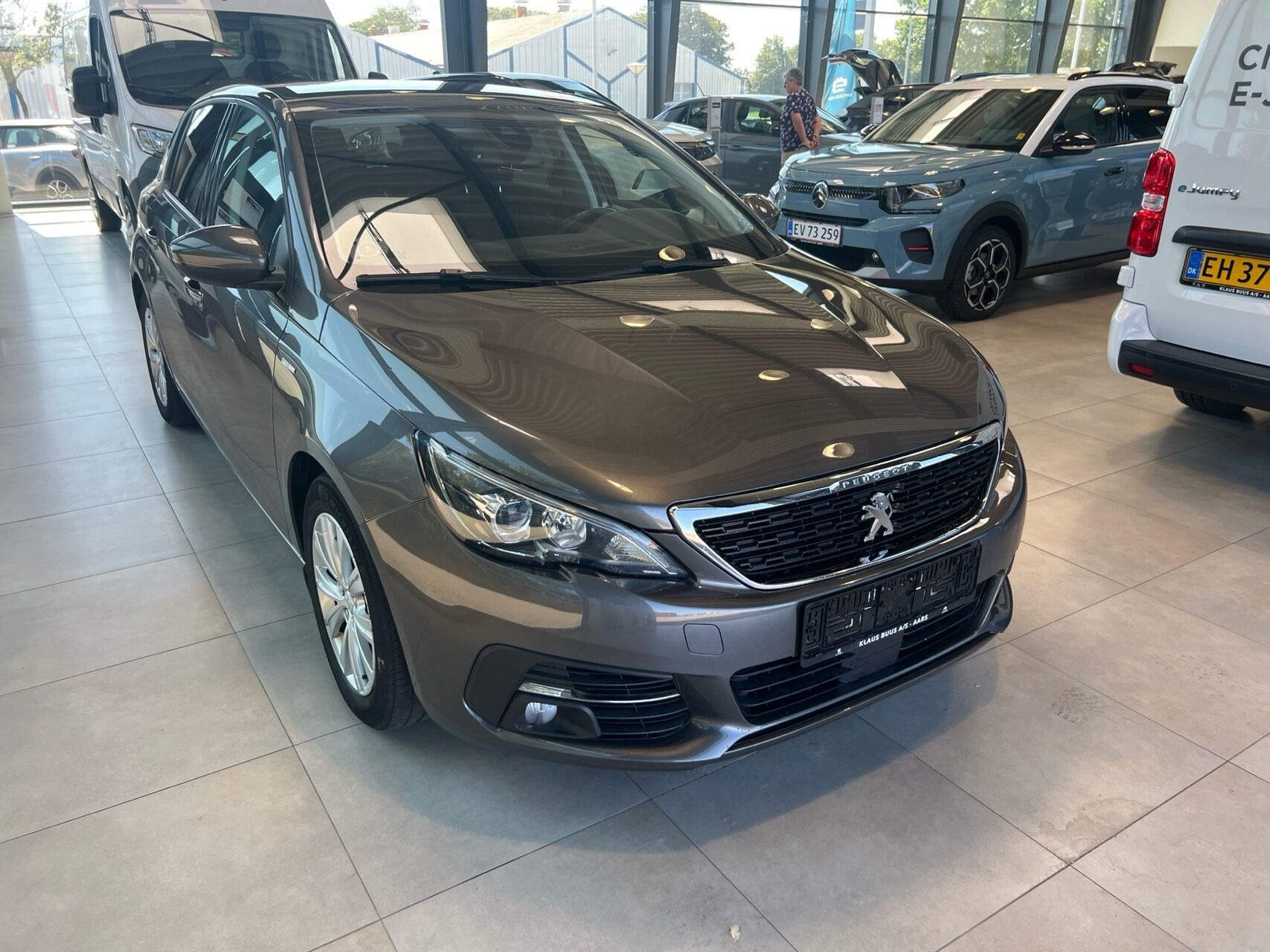 Grå Peugeot 308 fra 2019