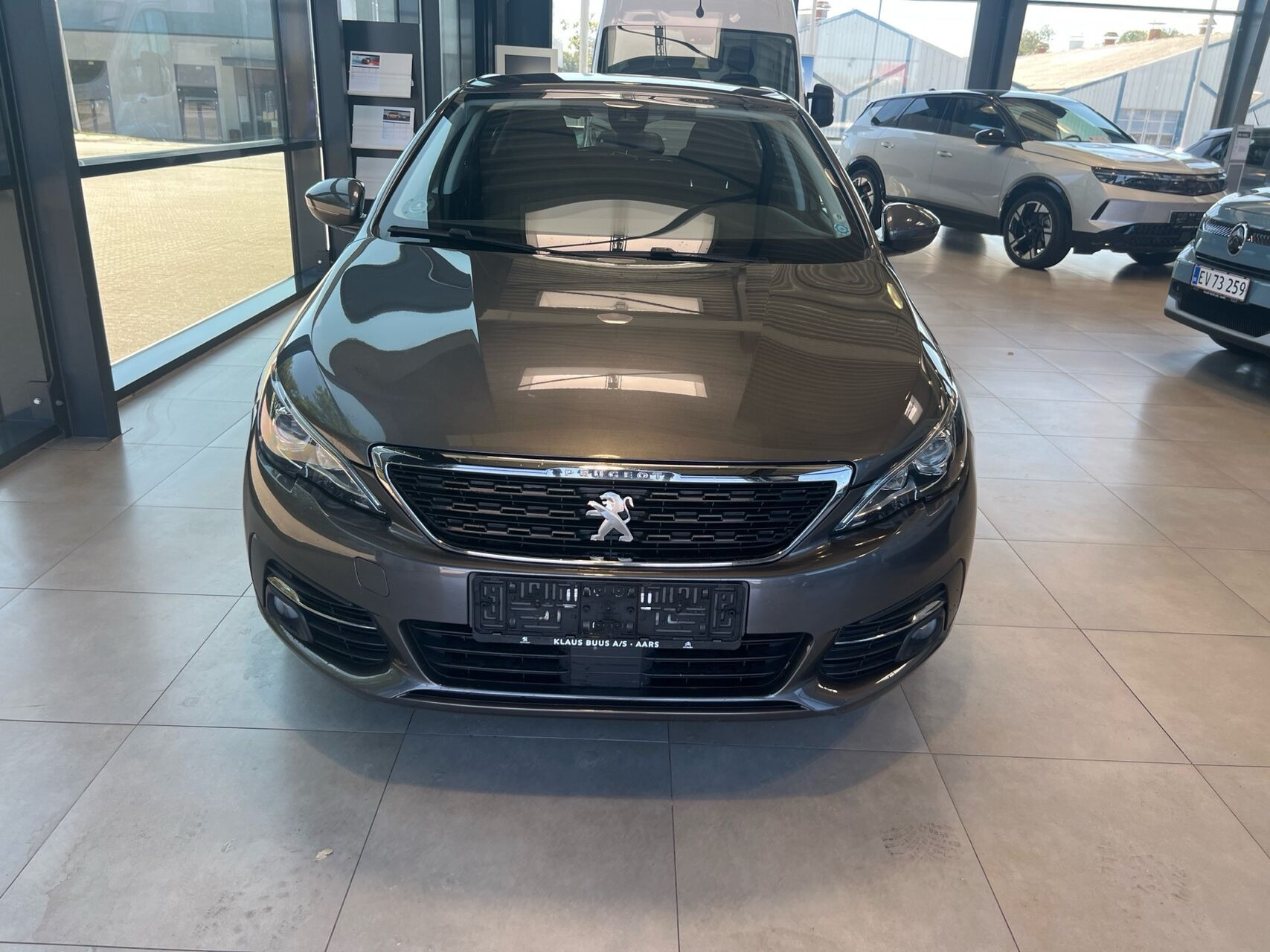 Grå Peugeot 308 fra 2019