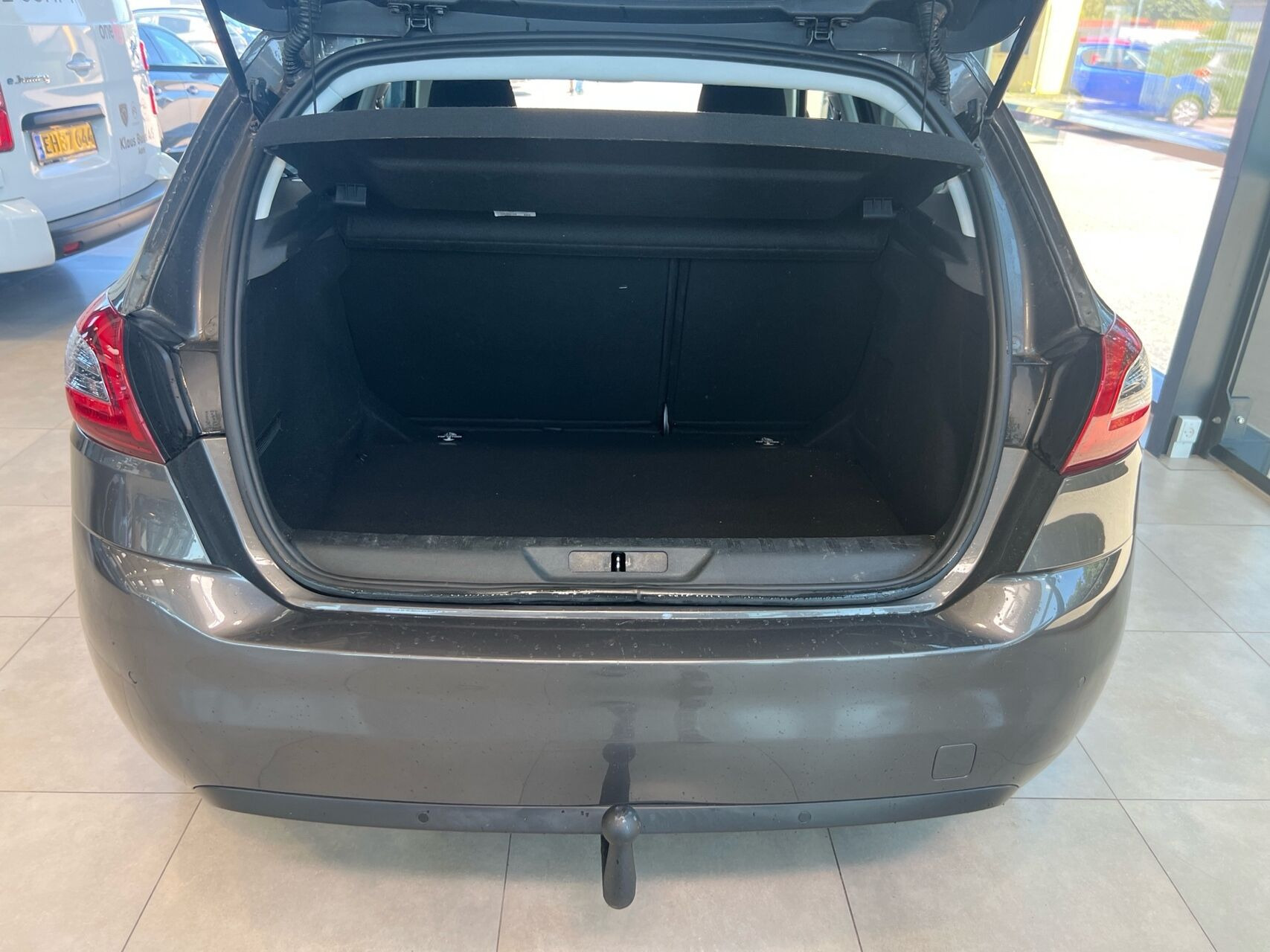 Grå Peugeot 308 fra 2019