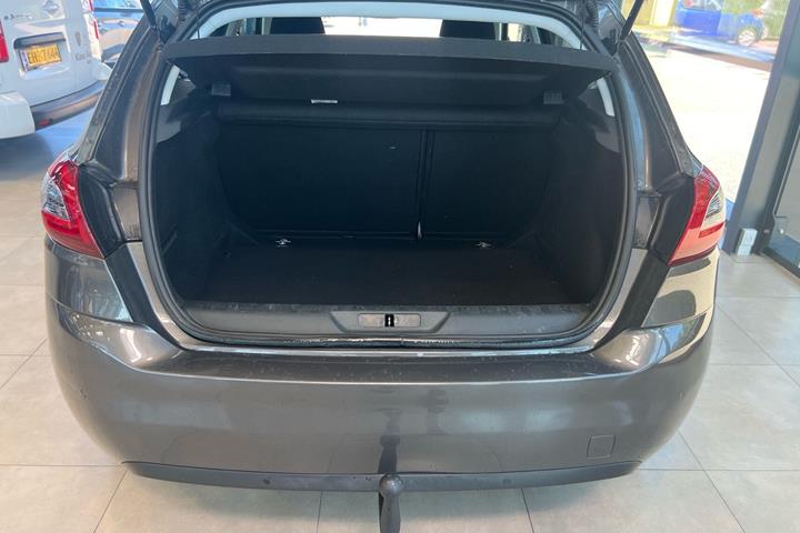 Grå Peugeot 308 fra 2019