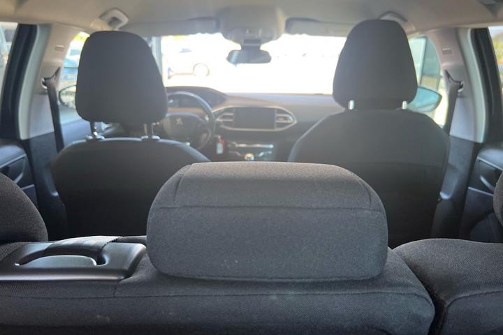 Grå Peugeot 308 fra 2019