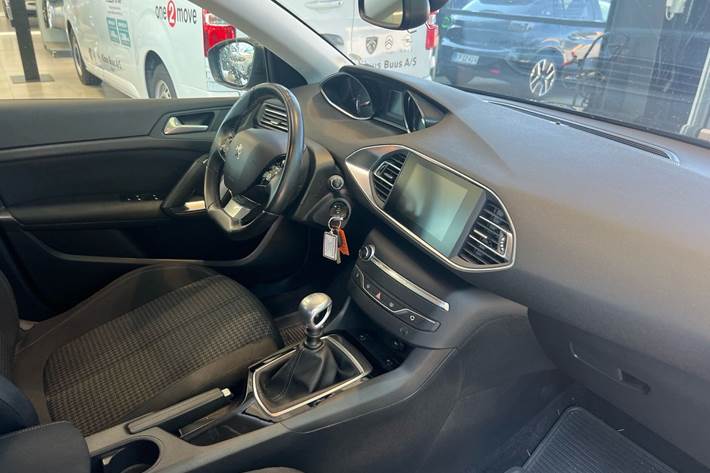 Grå Peugeot 308 fra 2019