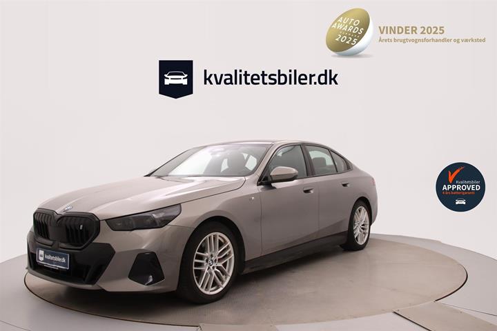 Grå BMW i5 fra 2024 set udefra