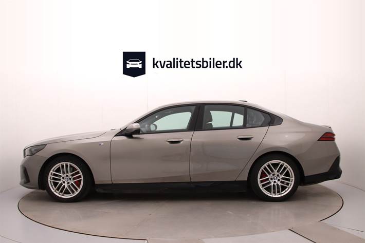 Grå BMW i5 fra 2024