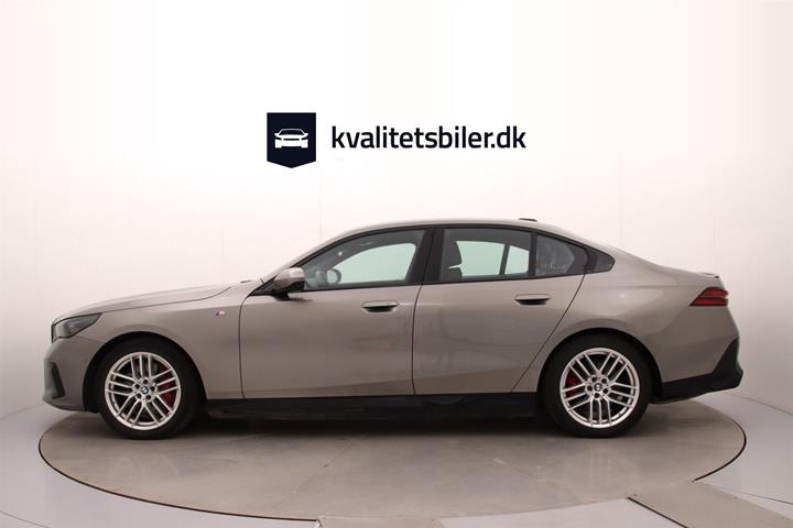 Grå BMW i5 fra 2024
