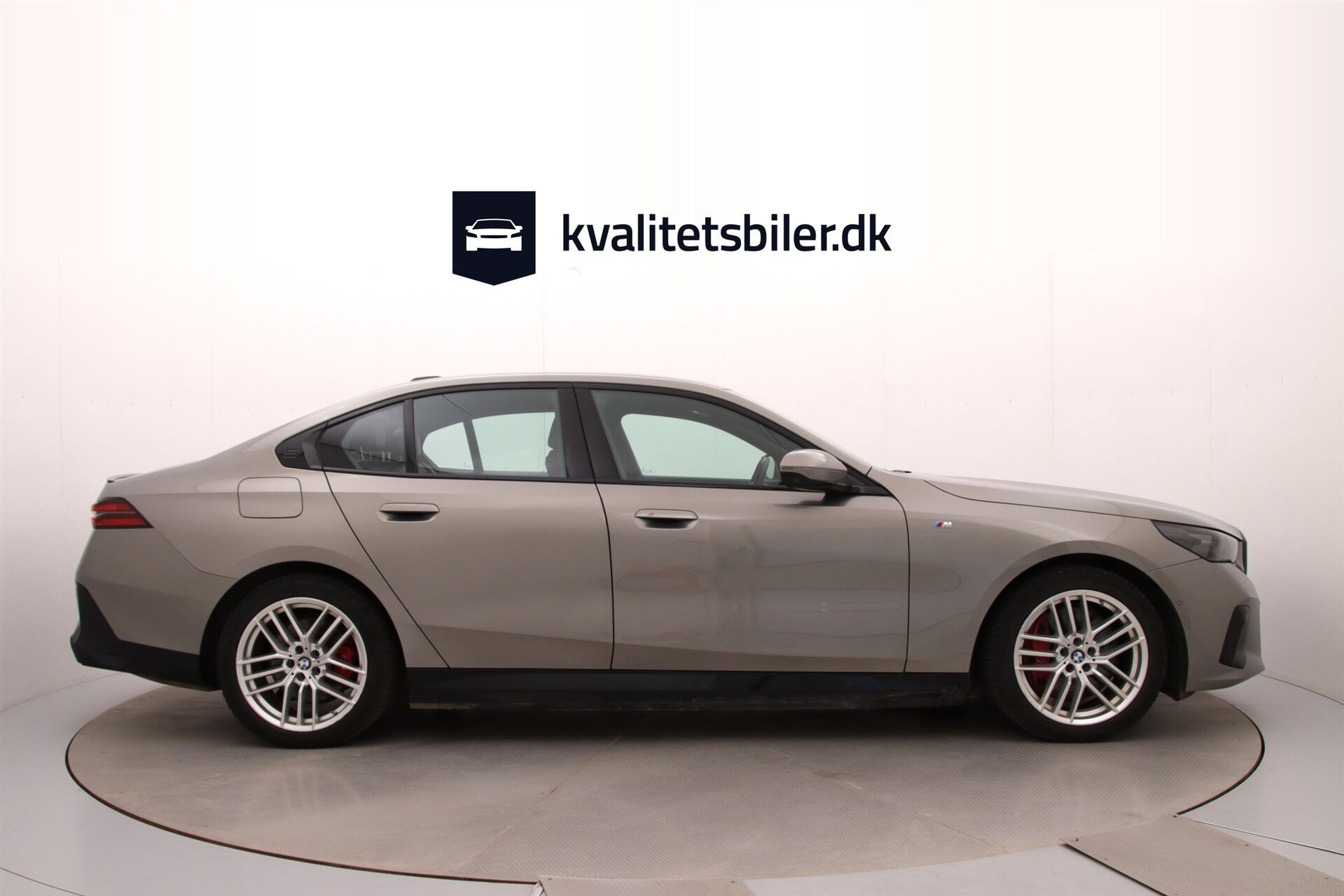 Grå BMW i5 fra 2024