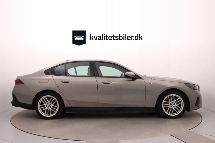 Grå BMW i5 fra 2024