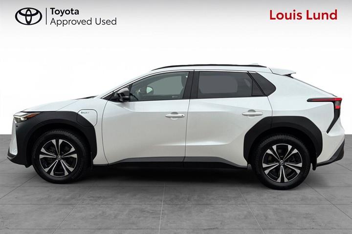 Hvid Toyota BZ4X fra 2025