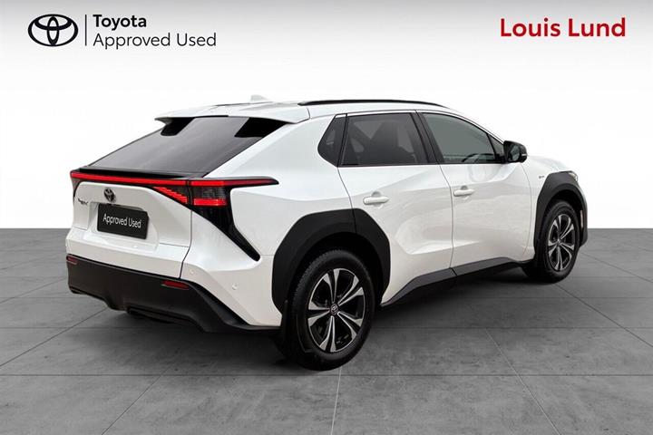 Hvid Toyota BZ4X fra 2025