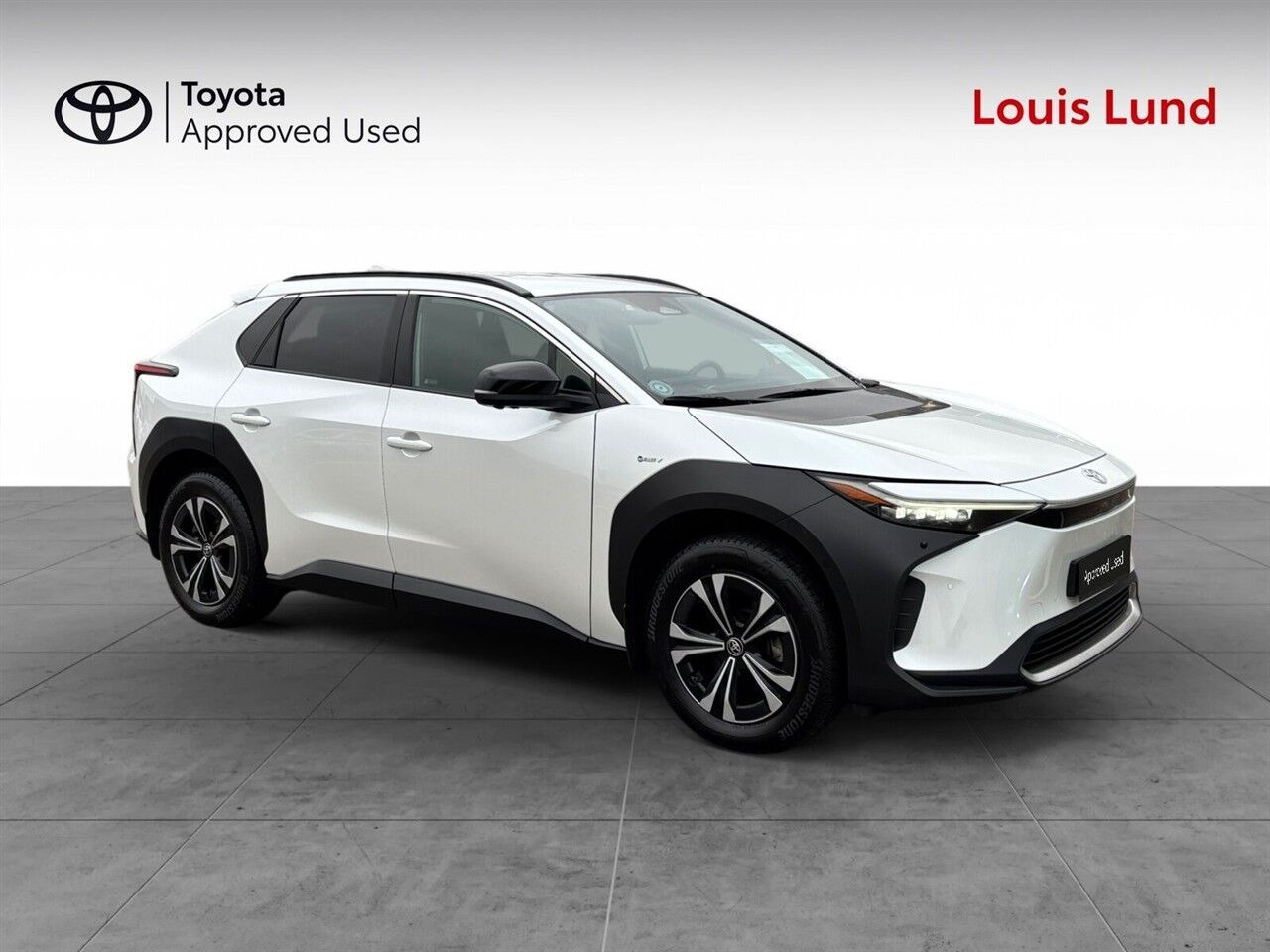 Hvid Toyota BZ4X fra 2025