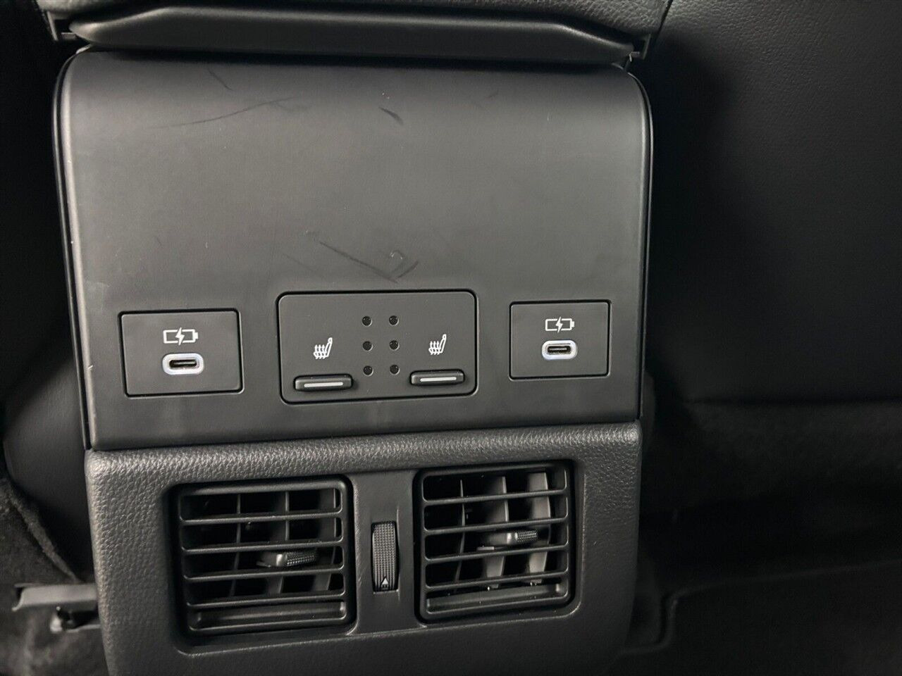 Hvid Toyota BZ4X fra 2025