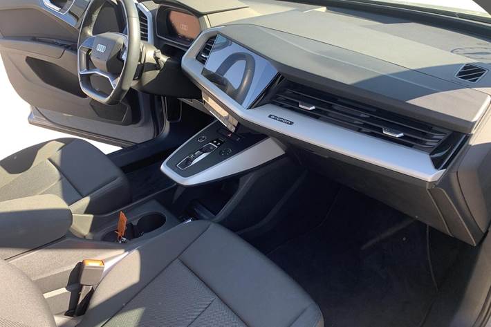Grå Audi Q4 fra 2023
