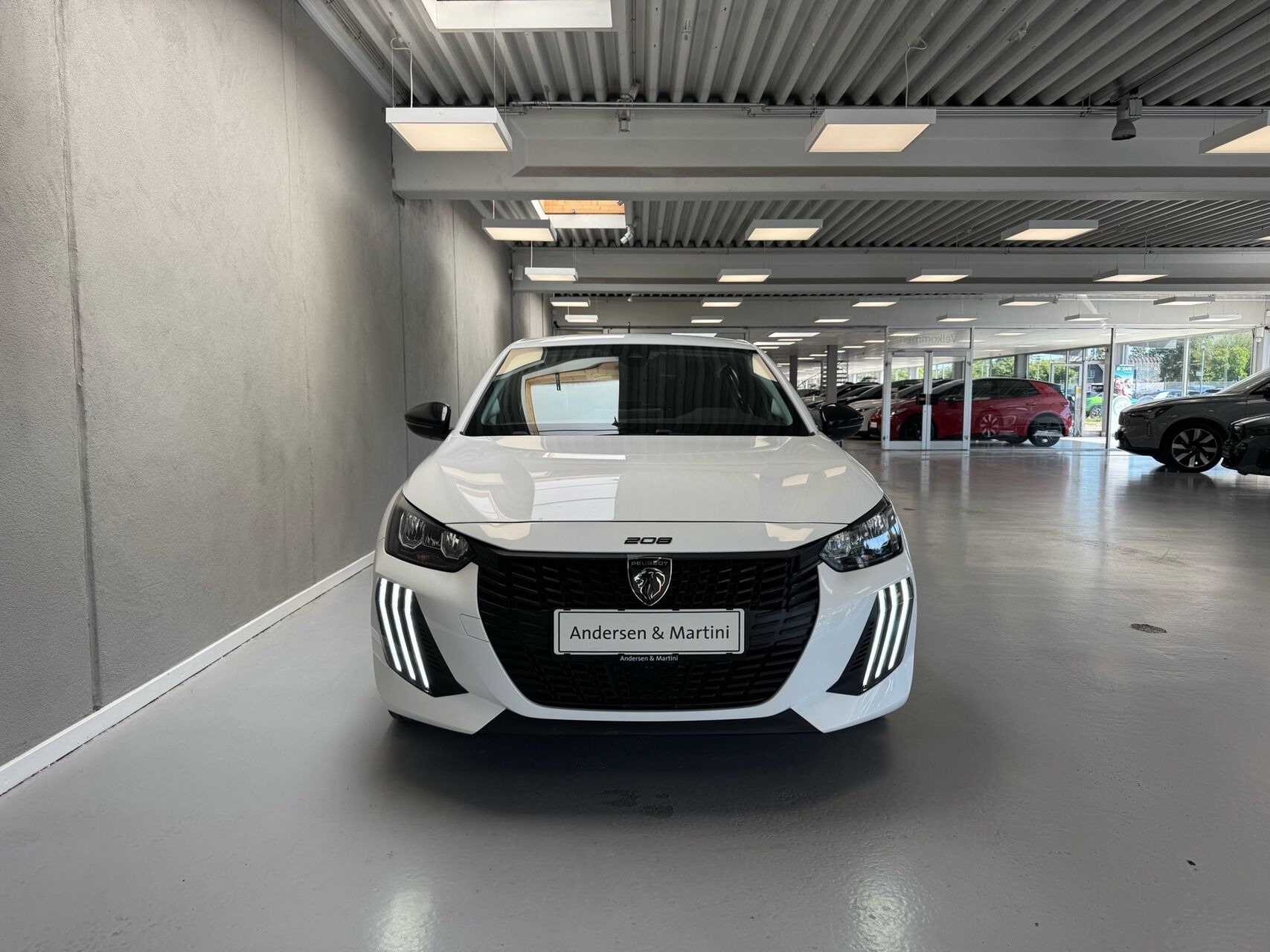 Hvid Peugeot e-208 fra 2024