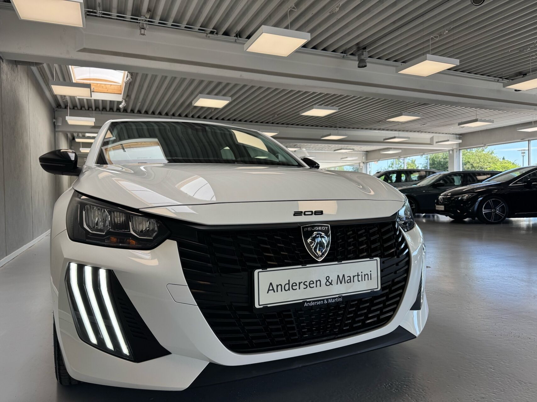 Hvid Peugeot e-208 fra 2024
