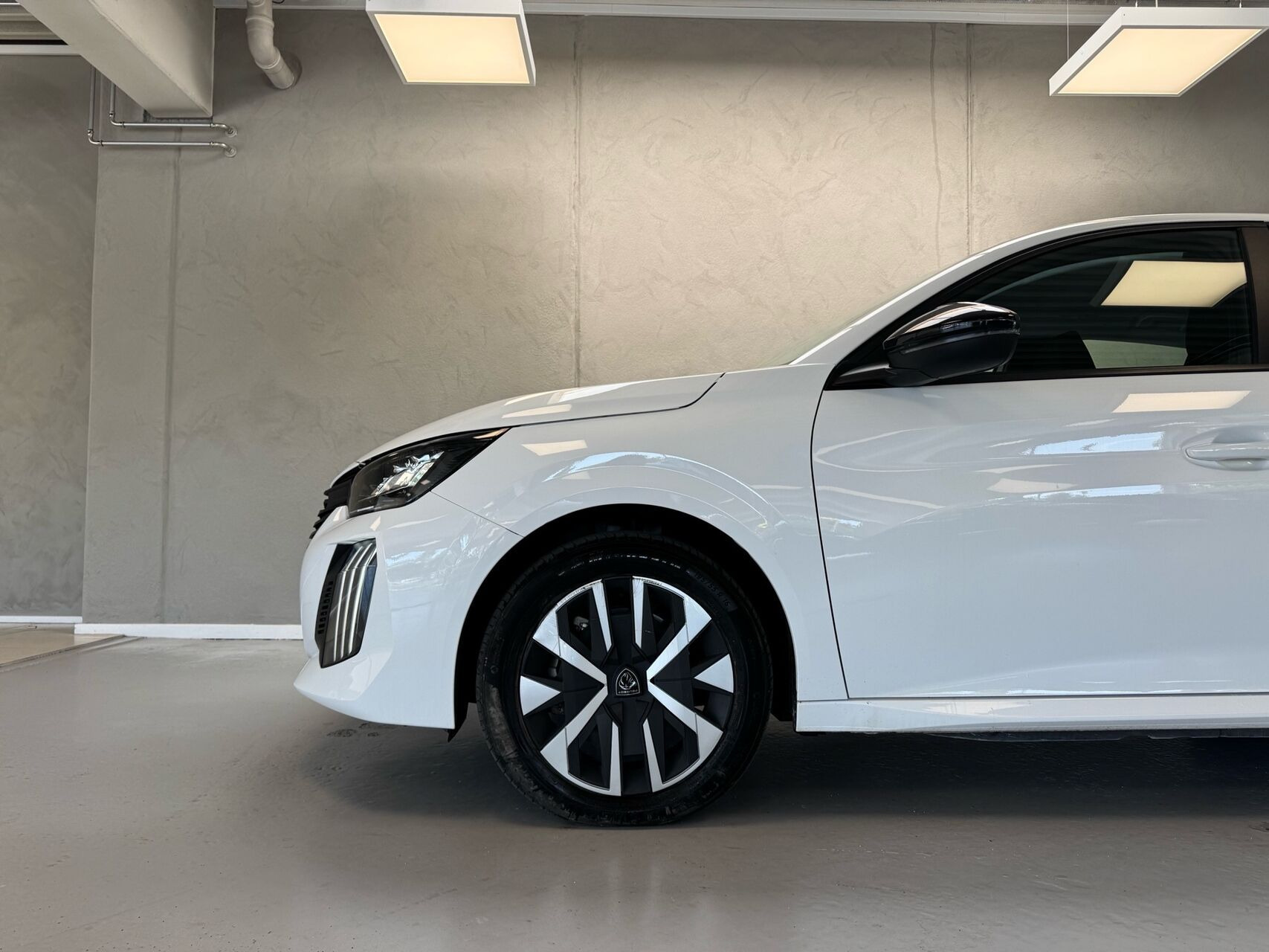 Hvid Peugeot e-208 fra 2024