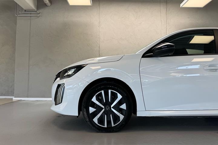 Hvid Peugeot e-208 fra 2024