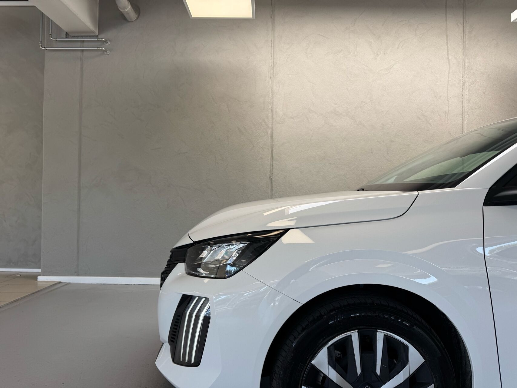 Hvid Peugeot e-208 fra 2024
