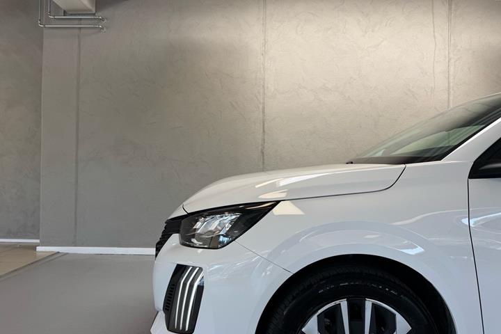 Hvid Peugeot e-208 fra 2024