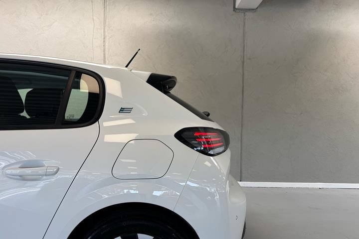 Hvid Peugeot e-208 fra 2024