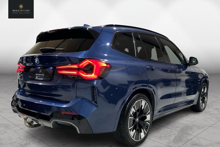 Blå BMW iX3 fra 2022