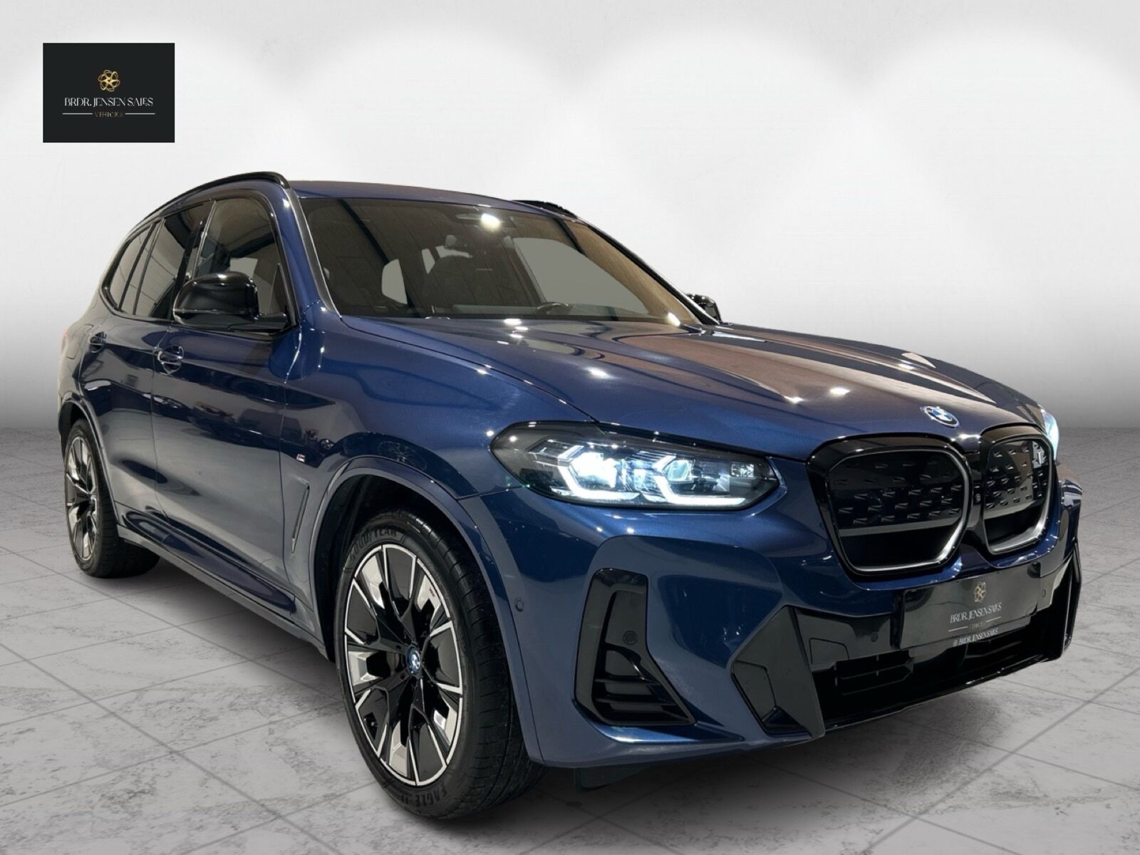 Blå BMW iX3 fra 2022 set udefra