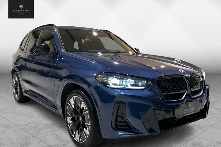 Blå BMW iX3 fra 2022 set udefra