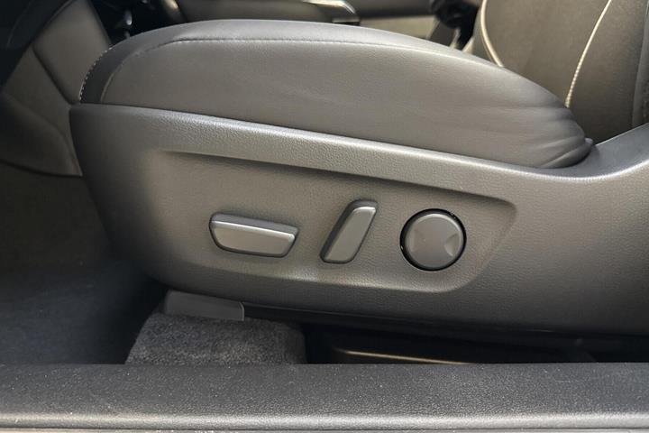 Hvid Mazda MX-30 fra 2025
