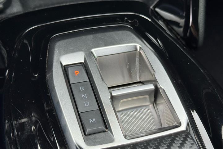 Hvid Peugeot 2008 fra 2023