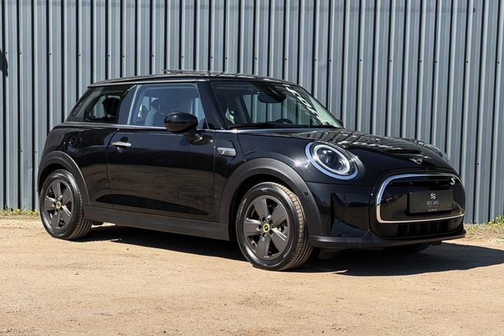 Sort Mini Cooper SE fra 2023 set udefra