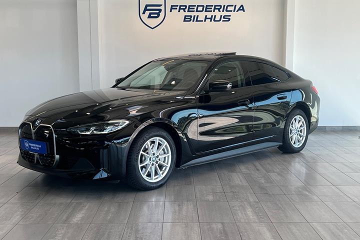 Sort BMW i4 fra 2023 set udefra