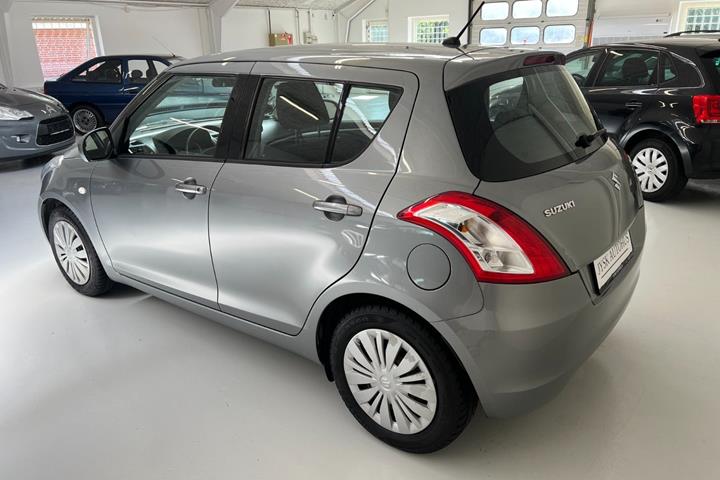 Grå Suzuki Swift fra 2015