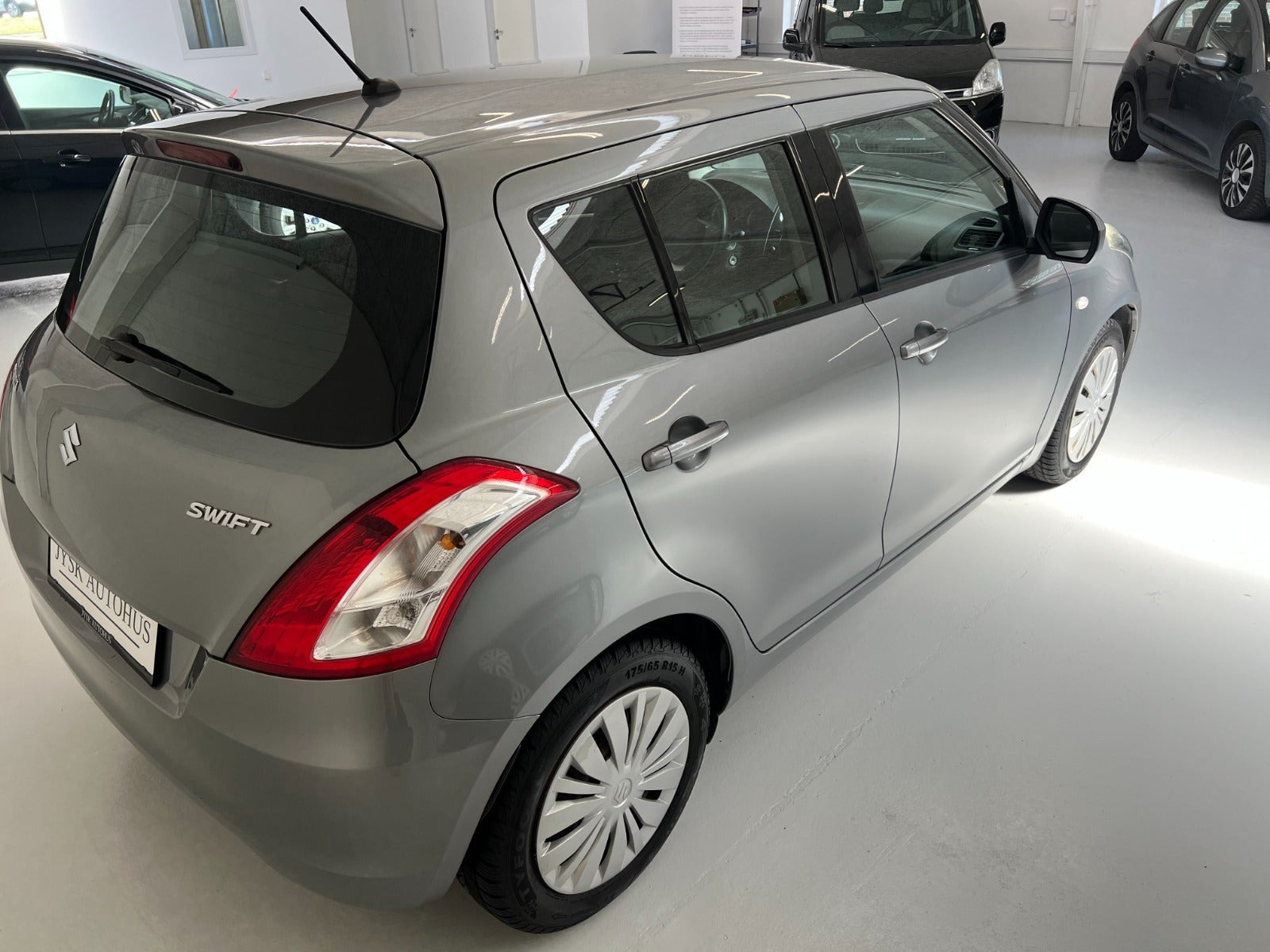 Grå Suzuki Swift fra 2015