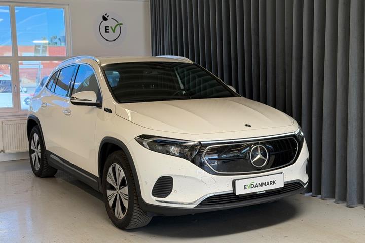Hvid Mercedes EQA300 fra 2023 set udefra
