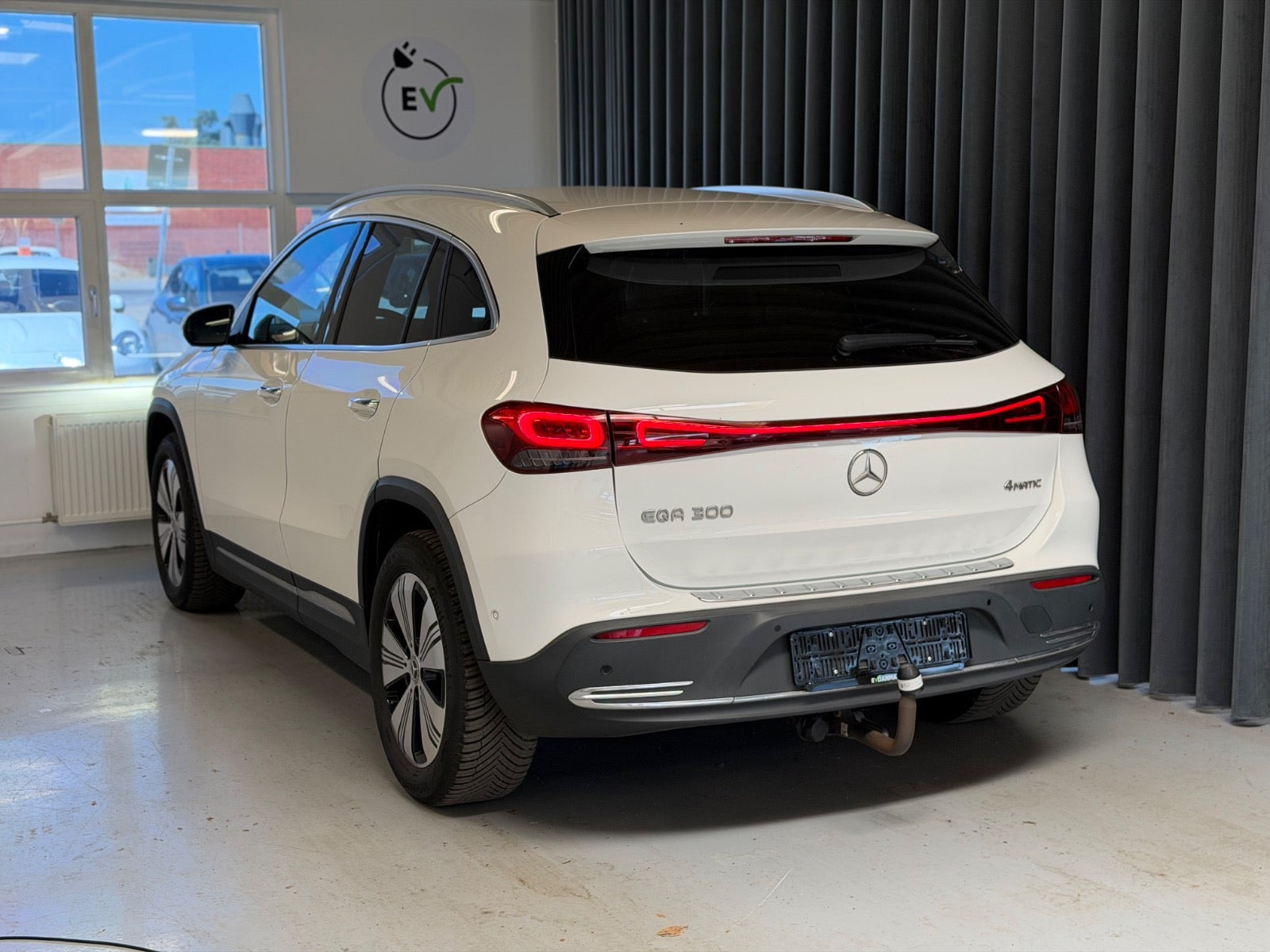 Hvid Mercedes EQA300 fra 2023
