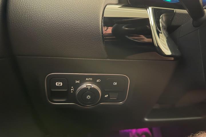 Hvid Mercedes EQA300 fra 2023