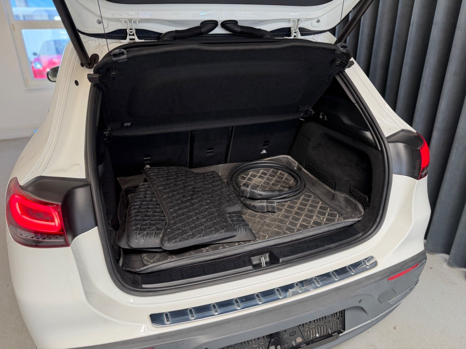 Hvid Mercedes EQA300 fra 2023