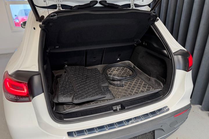 Hvid Mercedes EQA300 fra 2023