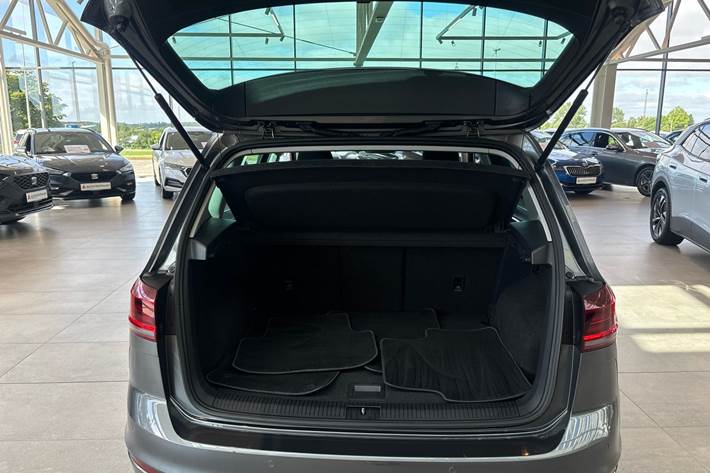Grå VW Golf Sportsvan fra 2020
