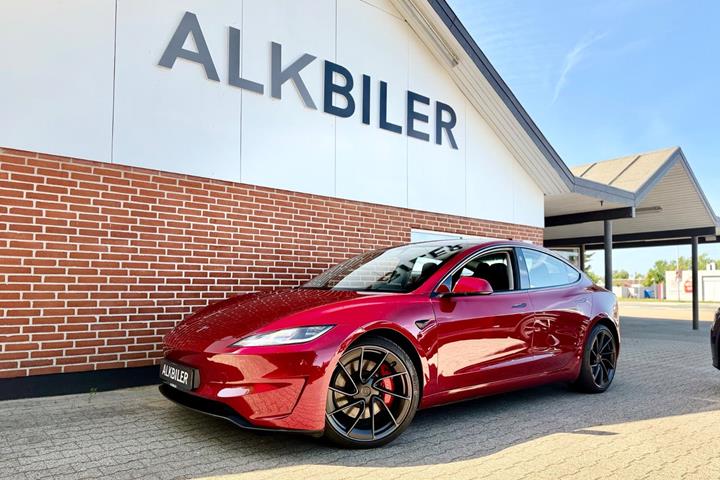 Rød Tesla Model 3 fra 2024 set udefra