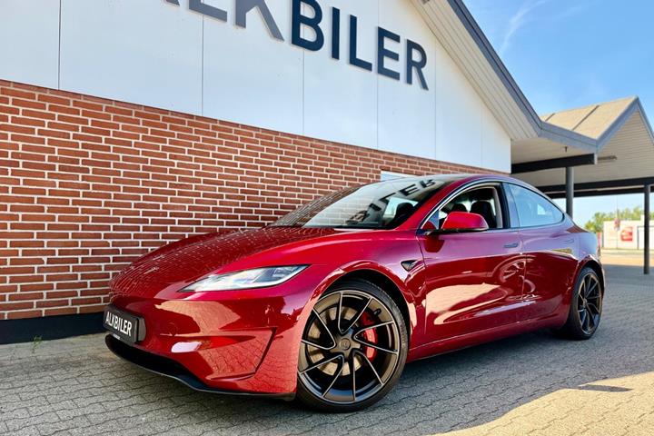 Rød Tesla Model 3 fra 2024