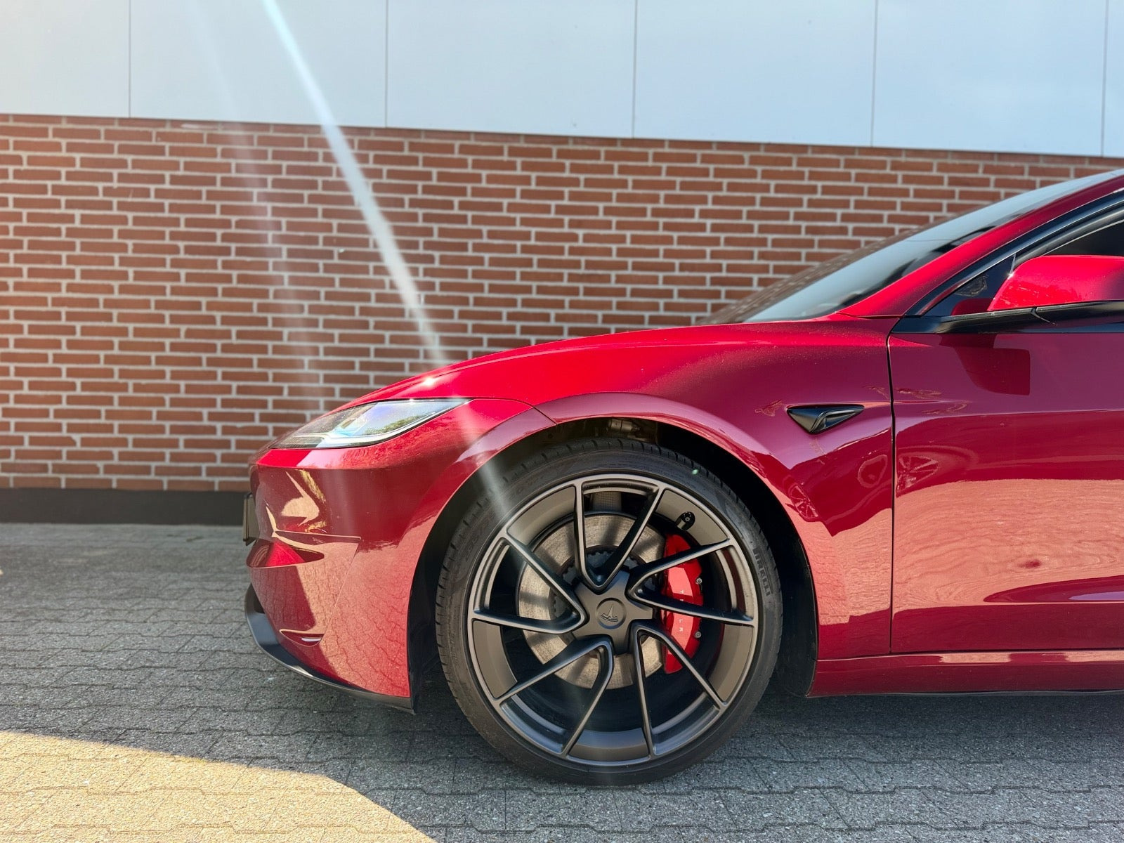 Rød Tesla Model 3 fra 2024