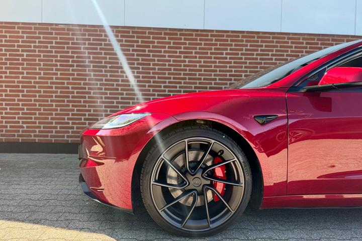 Rød Tesla Model 3 fra 2024