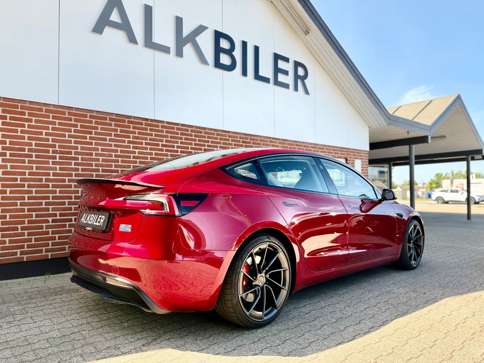 Rød Tesla Model 3 fra 2024