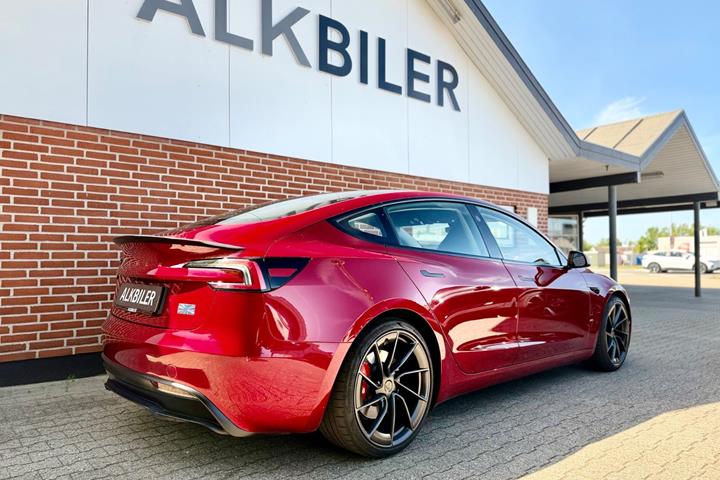 Rød Tesla Model 3 fra 2024